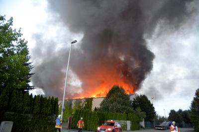 FLAMMENBILDER! Vollbrand einer Recyclingfirma in Backnang